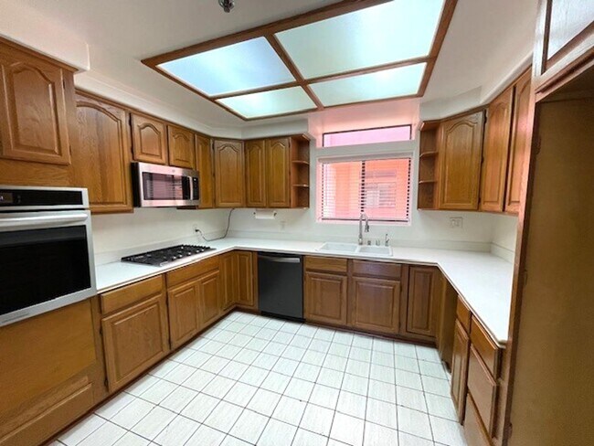 Building Photo - Quaint Gated Community near Pacific View Mall