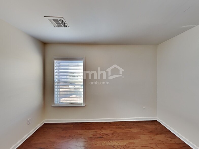 Building Photo - 687 Ivy Chase Loop