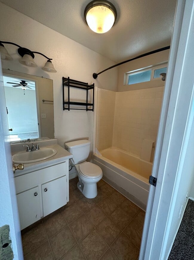 Building Photo - Cute well maintained home, convenient Anderson location