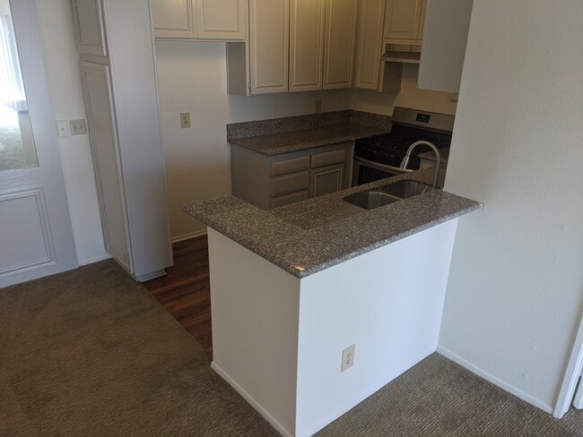 breakfast bar - 11672 Rochester Ave