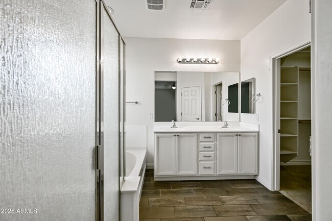 Building Photo - 2414 E Hazeltine Way