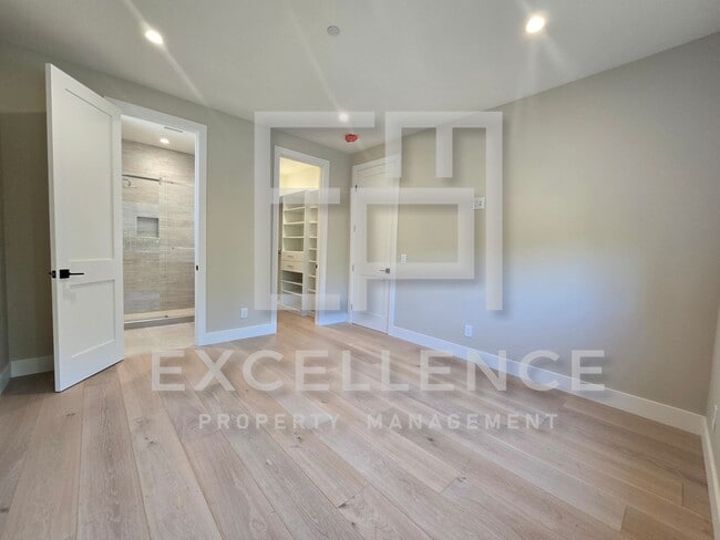Building Photo - Brand New Build 5/5 Home & 2/2 Cottage - C...