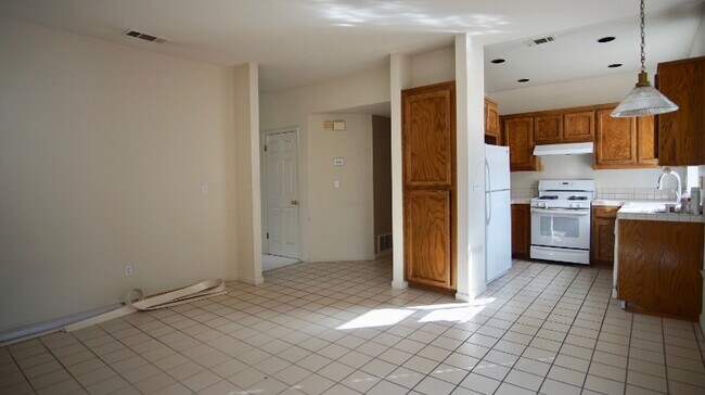 Building Photo - 1323 Chessington Dr