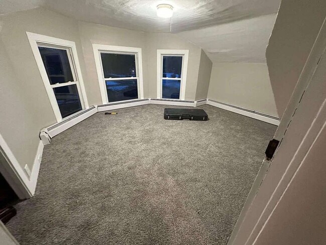 Building Photo - 5 bedroom house