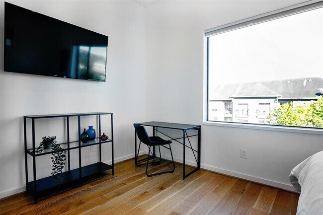 Building Photo - 511 Memorial Heights Dr
