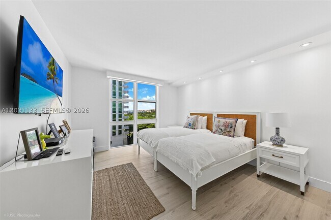 Building Photo - 1111 Crandon Blvd
