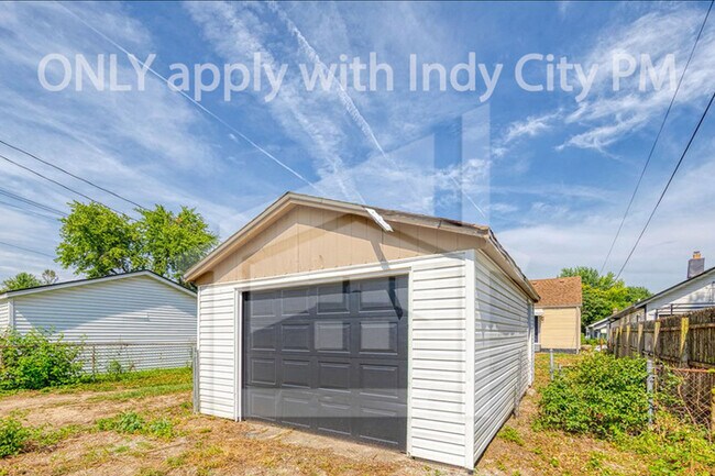 Building Photo - 1326 N Gladstone Ave