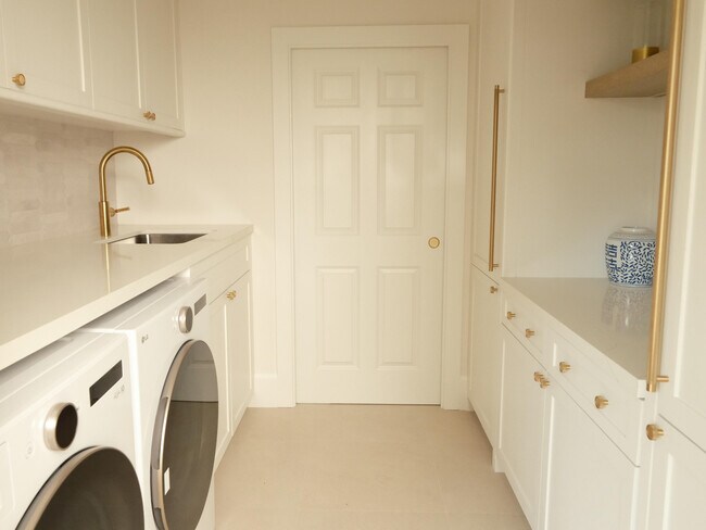 Building Photo - 1017 Tamarind Rd