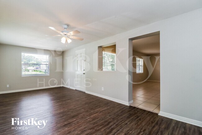 Building Photo - 10929 N Edison Ave