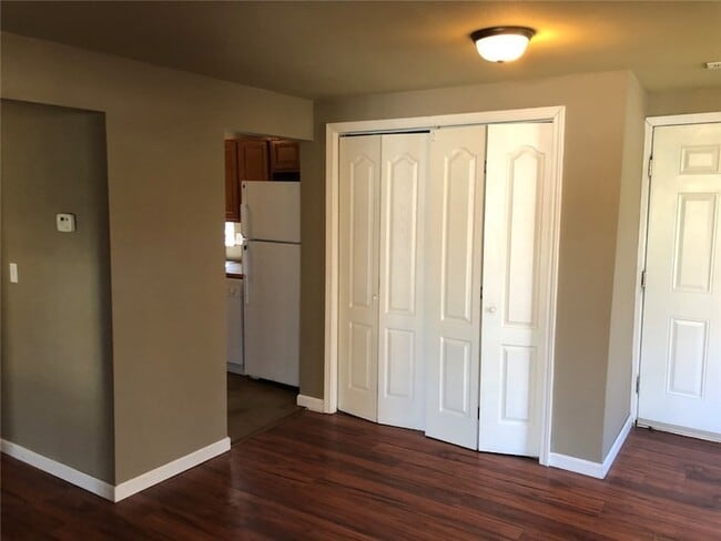 Building Photo - 581 S Ray Ave