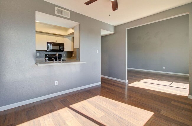 Building Photo - 2202 W Glenrosa Ave