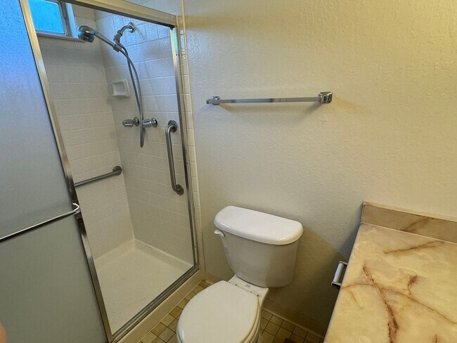 Building Photo - 3 Bedroom 2 bath with beautiful landscapin...
