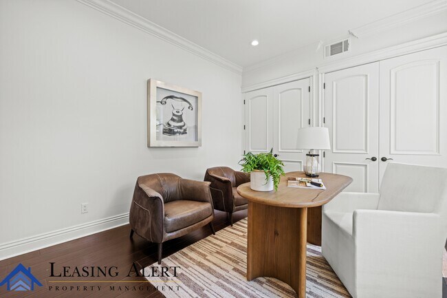 Building Photo - 5011 Hayvenhurst Ave