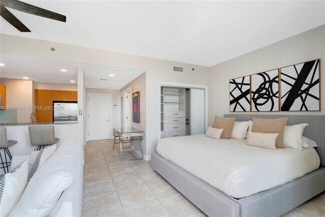 Building Photo - 1060 Brickell Ave
