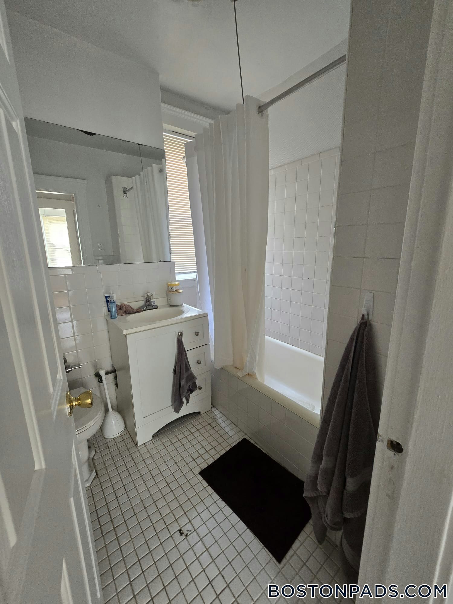 Building Photo - 121 Park Dr