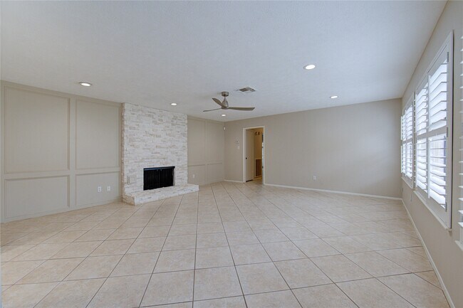 Building Photo - 11830 Oak Meadow Dr