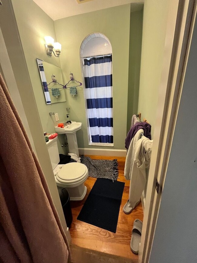 Building Photo - NO FEE!!  MASSIVE MISSION HILL 6 BED/3 BATH available 9/1/2026