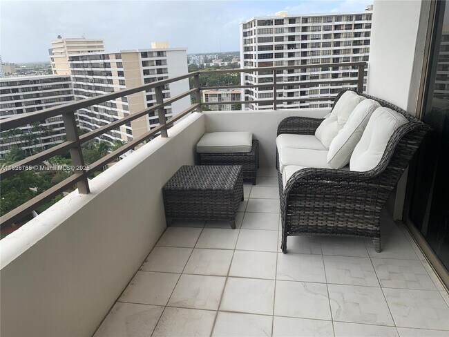 Building Photo - 2500 Parkview Dr
