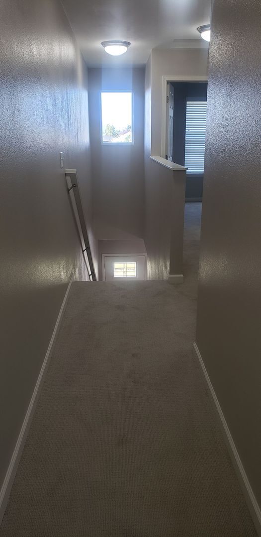 Building Photo - 3 bedroom, 2.5 bath duplex Move In August 10th!!