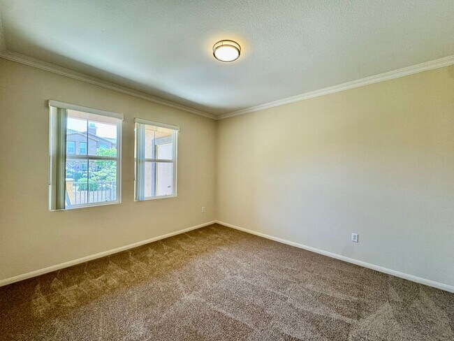 Building Photo - Amazing 2B/2BA w/ Attached 2 Car Garage, W...