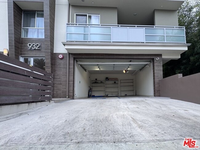 Building Photo - 932 N Alfred St