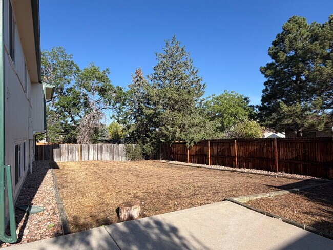 Building Photo - Spacious 4 bedroom, 3 bathroom home in the heart of Aurora is ready for immediate move in! Conven...