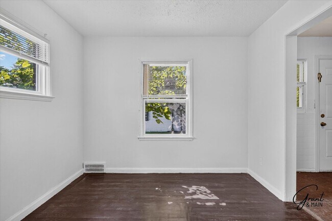 Building Photo - $1250 2 bedroom
