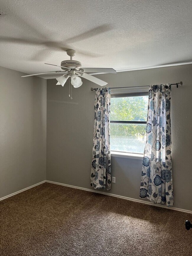 Building Photo - 2 Bedroom Townhome in Austin