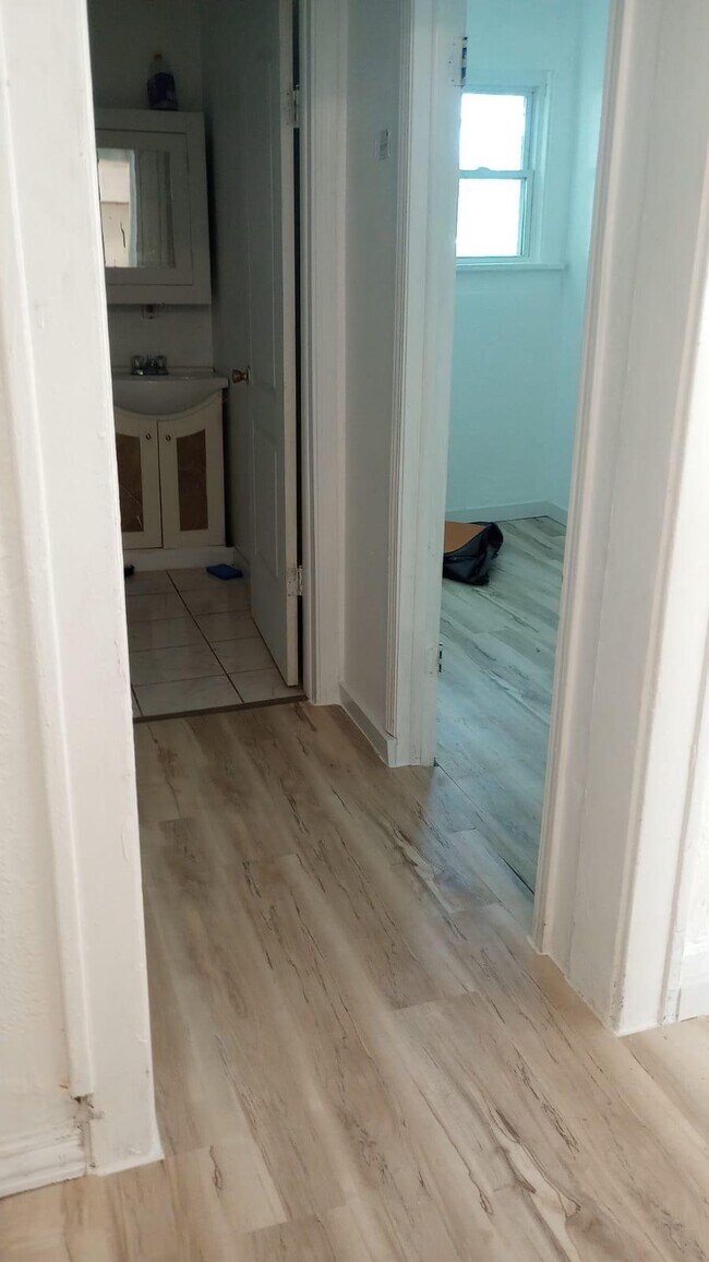 Building Photo - 1802 E 3rd St