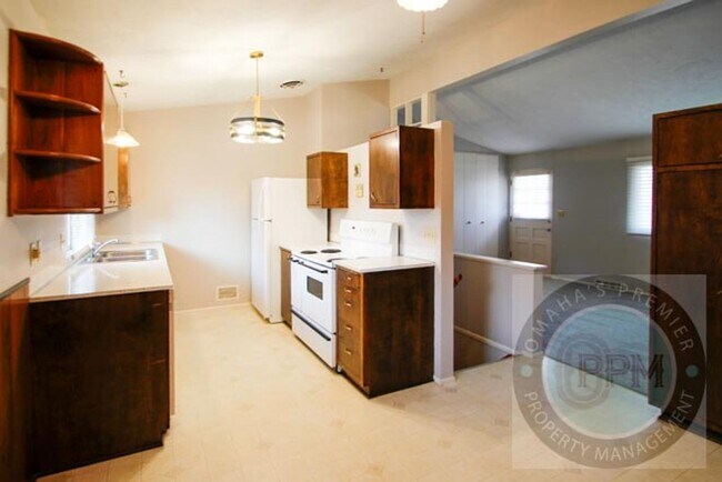 Building Photo - Comfortable 3 Bd /1.5 Ba Home  $300.00 off...