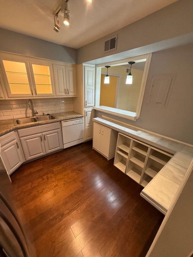 Building Photo - Fantastic Centrally Located Condo