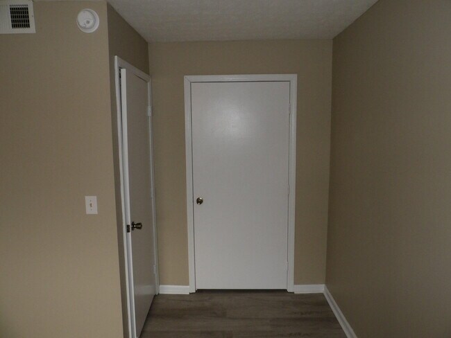 Building Photo - 140 Landings Dr