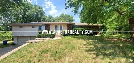 Building Photo - Spacious Shawnee Duplex-Available in SEPTE...