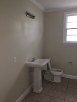 Building Photo - 5017 Oak Dr