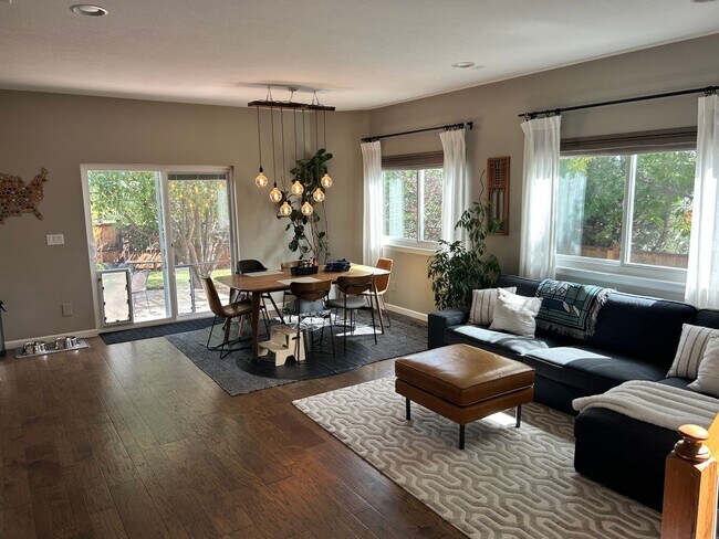Building Photo - Incredible 4-bedroom Family Home with Fine Finishes and Private Spaces
