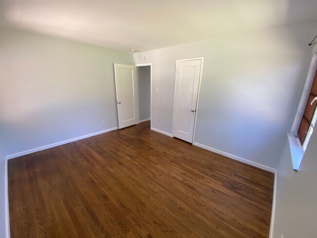 Building Photo - Charming 3 Bedroom Home in Quiet Tree-Line...