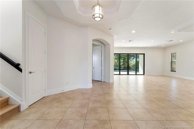 Building Photo - 255 Calmo Cir