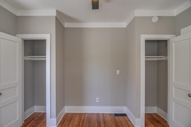 Building Photo - East Nashville Cottage!
