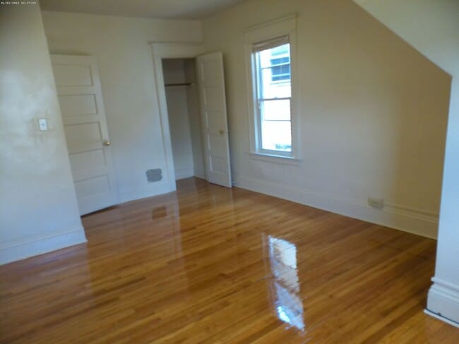 Building Photo - Available 8/1/26- Spacious and Open Two St...
