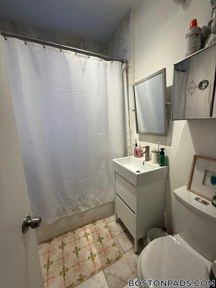 Building Photo - 65 Park Dr