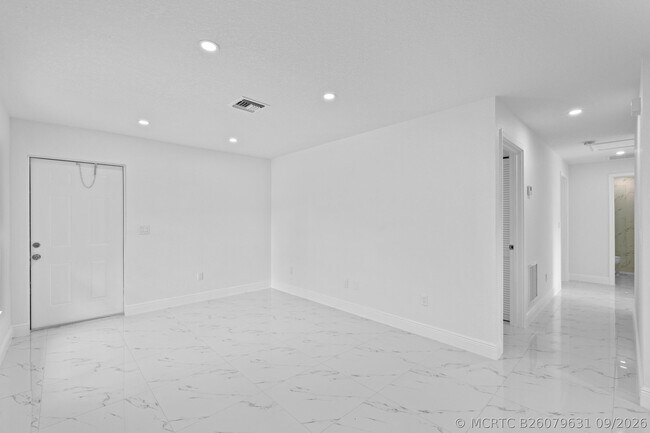 Building Photo - 616 S Pine St