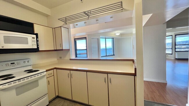 Building Photo - High Rise Living at its Best in Emeryville...