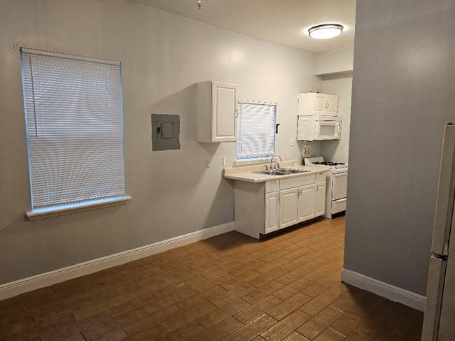 Building Photo - 1511 N Dupre St