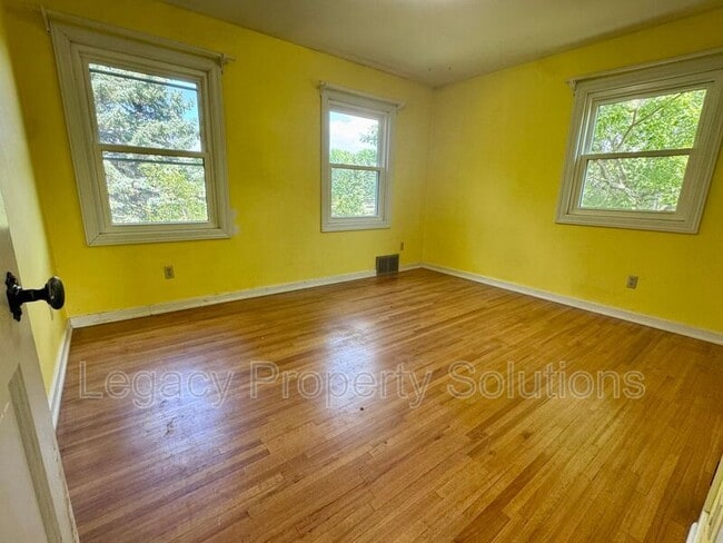 Building Photo - 401 Oakfield Dr