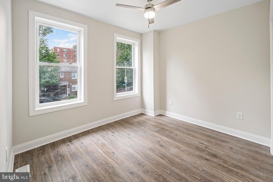 Building Photo - 202 Adams St NE