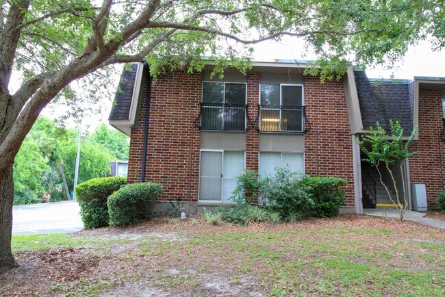 Building Photo - Summit House - Walk to UF Health Shands  -...