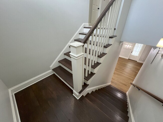 Building Photo - Stunning 4 bedroom, 3 bathroom 2 story hom...