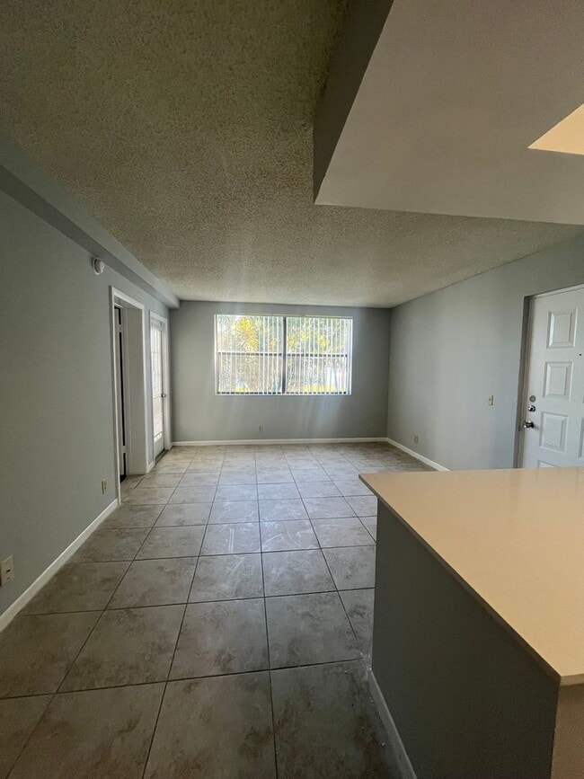 Building Photo - RENOVATED ONE BEDROOM ONE BATHROOM WITH LA...
