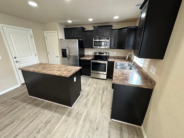 Building Photo - 8043 Pinfeather Dr