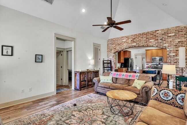 Building Photo - Large 3 Bedroom Townhome with All Appliances Included